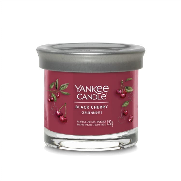 Kleine Signature-Duftkerze im Tumbler-Glas Black Cherry – Müller