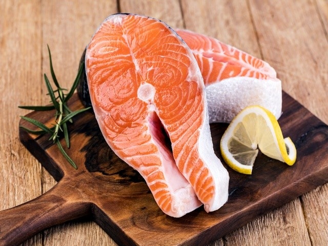 Lachssteak per 100 g Angebot bei Maximarkt